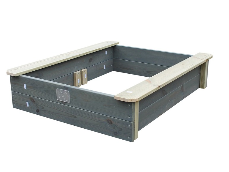 Een houten zandbak met een EXIT Toys logo.