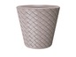 Grijze plastic plantenpot met een geweven patroon.
