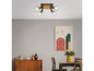 Een houten plafondlamp met vier gloeilampen in een modern interieur.