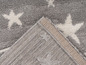 Een grijs tapijt met witte sterren