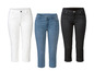 Drie paar capri-jeans in wit, blauw en zwart.