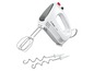 Een witte Bosch handmixer met twee kloppers en twee deeghaken.
