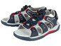 Blauwe watersandalen met rode details.