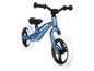 Een blauwe Lionelo loopfiets met witte banden.