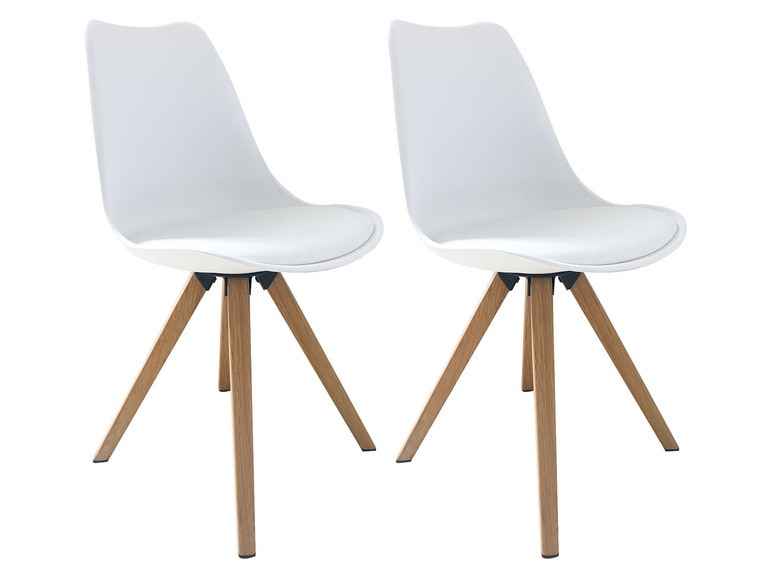 Twee witte eetkamerstoelen met houten poten.