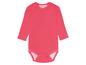 Een roze baby onesie met lange mouwen.