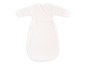 Witte slaapzak voor baby's met lange mouwen.