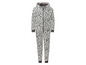 Een witte onesie met luipaardprint.