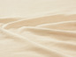 Een zachte beige stof met vouwen.