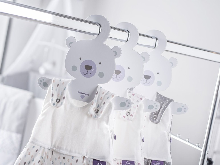 Babykleertjes met berenhanger van Träumeland.
