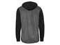 Een grijs denim overhemd met zwarte hoodie-mouwen.