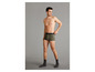 Man draagt groene boxershorts en sokken.