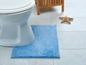 Een toilet met een blauwe badmat