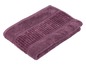 Een donkerpaarse badhanddoek, gevouwen