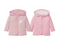 Twee roze babytruien met capuchon, één met strepen en een olifant