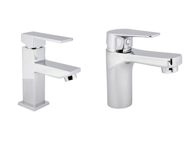 Twee moderne chromen badkamerkranen.