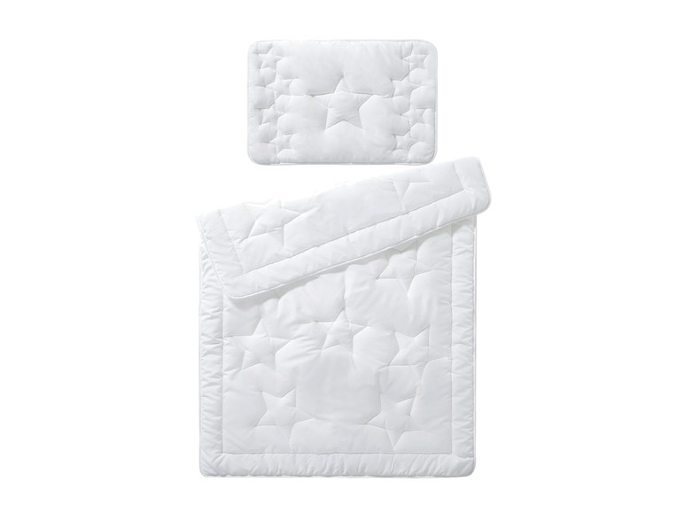 Een witte dekbedovertrek met sterrenpatroon en een bijpassend kussen.