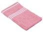 Een roze badhanddoek met witte strepen.