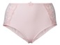 Een roze onderbroek met kant en bloemdetails.