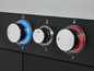 Drie knoppen met blauwe en rode verlichting op een grill.