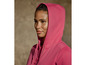 Een roze hoodie met rits voor vrouwen.