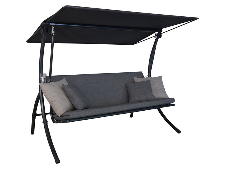 Een hangende bank met een zonnescherm en kussens.