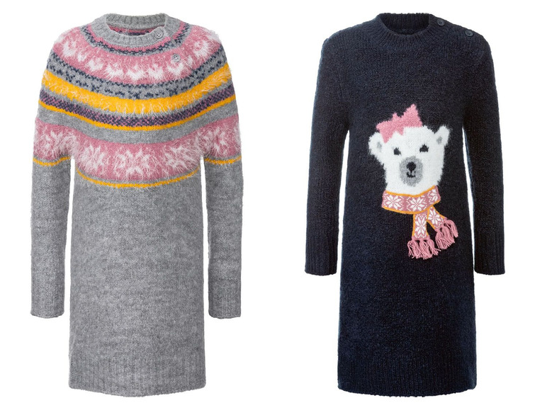 Twee gebreide meisjesjurken, een met een Scandinavisch patroon en de andere met een witte beer.