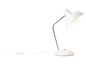 Witte bureaulamp met een metalen kap.