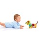 Een baby kijkt naar een VTech-speelgoedhondje.