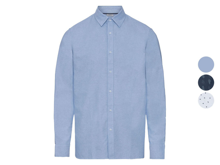 Een lichtblauw overhemd met lange mouwen.