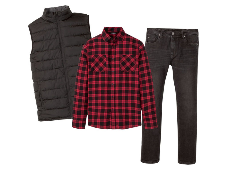 Een rood geruit overhemd, een zwarte puffer vest en zwarte jeans.