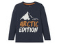 Een donkerblauw T-shirt met lange mouwen voor jongens met een berg en de tekst 'Arctic Edition'.