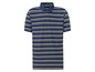 Een gestreept blauw poloshirt met korte mouwen.
