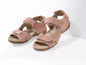 Twee paar roze sandalen met klittenband.