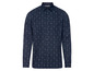 Een donkerblauw overhemd met lange mouwen en een print van kleine boompjes.