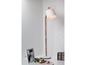 Een witte vloerlamp met houten poten en een wit lampenkap.