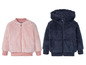 Twee zachte fleece jassen met rits: een roze bomberjack en een blauwe hoodie.