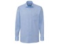 Een lichtblauw overhemd met lange mouwen.