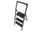 Een zwarte vouwladder met drie treden.