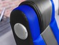 Zwarte en blauwe gamingstoel met geïntegreerde speakers.