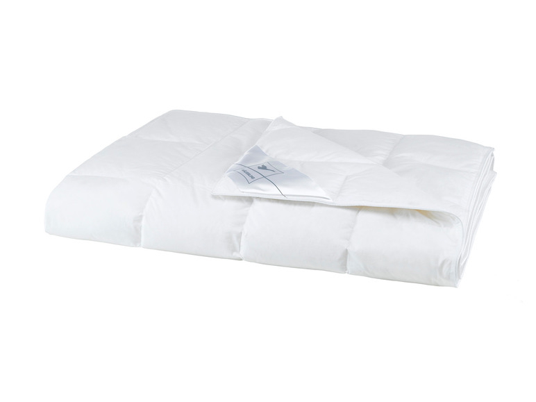 Een witte donsdeken van het merk 