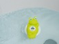 Een groene kikker badthermometer in badwater.