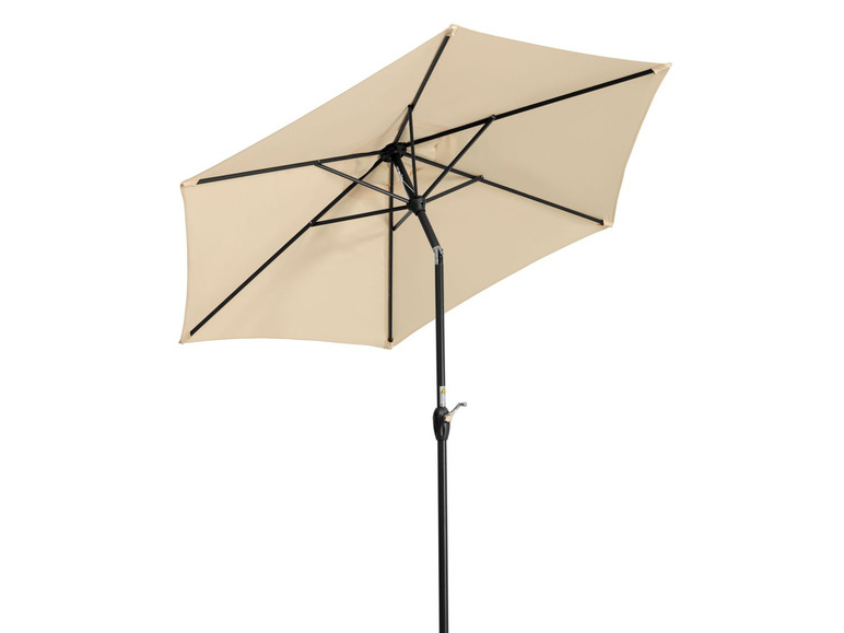 Een beige parasol met een zwarte steel.