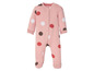 Een roze babypak met witte, rode en bruine stippen.