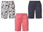 Drie paar dames shorts: een met bloemenprint, een roze en een donkerblauwe.