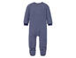 Een gestreepte blauwe baby-onesie met voetjes.