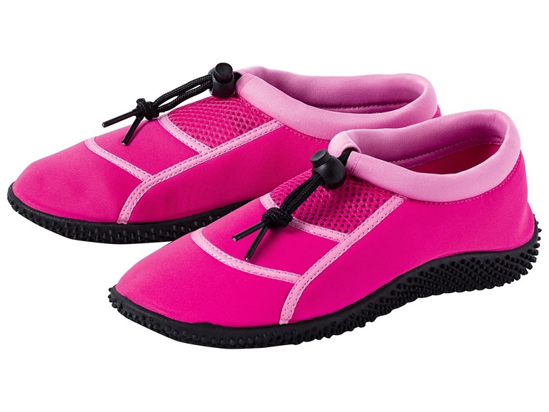 Een paar roze waterschoenen met een zwarte zool.