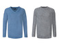 Twee gebreide truien, een blauwe met V-hals en een grijze met ronde hals.