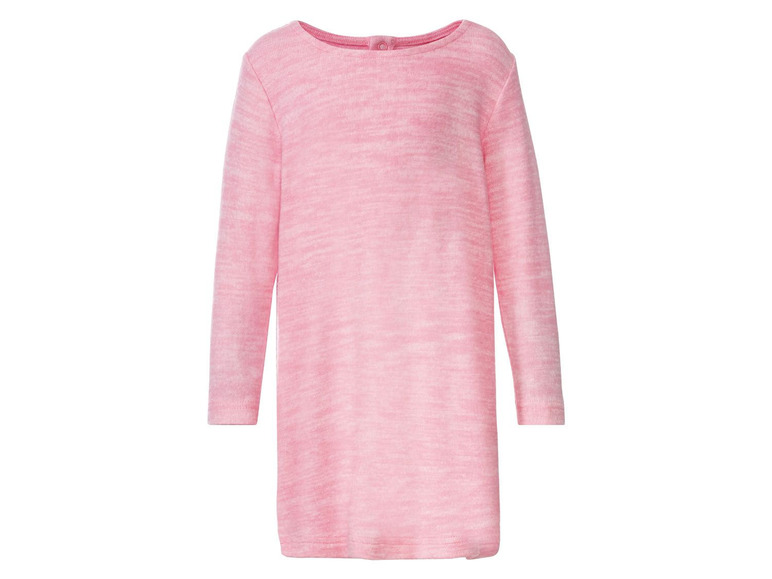 Een roze gebreide jurk met lange mouwen.