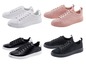 Witte, roze en zwarte sneakers met veters.